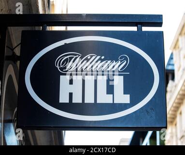 Londres, Royaume-Uni. 28 septembre 2020. Les bookmakers de William Hill signent sur l'un de leurs magasins à Londres. Crédit : SOPA Images Limited/Alamy Live News Banque D'Images