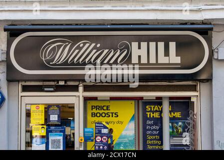 Londres, Royaume-Uni. 28 septembre 2020. Les bookmakers de William Hill signent sur l'un de leurs magasins à Londres. Crédit : SOPA Images Limited/Alamy Live News Banque D'Images