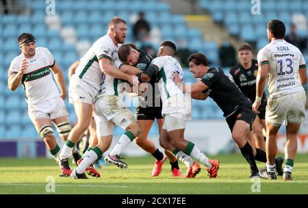 Ollie Devoto (au centre) d'Exeter Chiefs passe à la deuxième tentative de son côté lors du match Gallagher Premiership à Sandy Park, Exeter. Banque D'Images