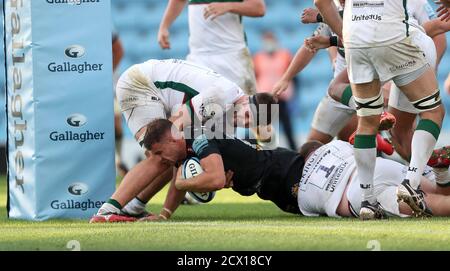 Ollie Devoto (au centre) d'Exeter Chiefs passe à la deuxième tentative de son côté lors du match Gallagher Premiership à Sandy Park, Exeter. Banque D'Images