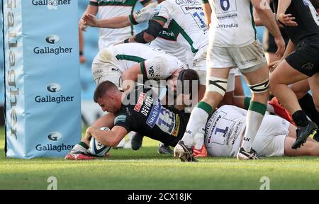 Ollie Devoto (au centre) d'Exeter Chiefs passe à la deuxième tentative de son côté lors du match Gallagher Premiership à Sandy Park, Exeter. Banque D'Images