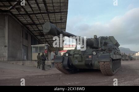 13 janvier 1996 pendant la guerre en Bosnie : une arme automotrice AS-90 de 155 mm de l'armée britannique, faisant partie du contingent de l'IFOR, vient d'arriver dans le port de Split, en Croatie. Banque D'Images
