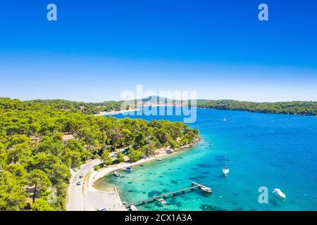 Drone vue aérienne de l'île de Losinj, belle côte Adriatique et ville de Mali Losinj en arrière-plan. Baie de Kvarner, Croatie. Banque D'Images