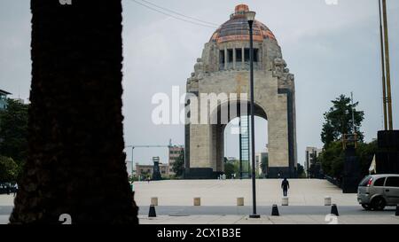 Monument à la Révolution de l'autre côté de la rue avec une voiture Passage Banque D'Images