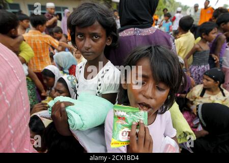 Enfant Qui Mange Le Chocolat Photo Stock Alamy