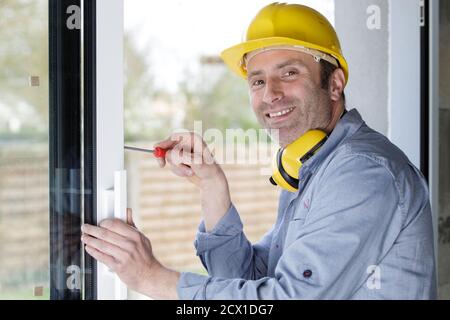 happy builder serrage d'une vis à l'aide d'un tournevis Banque D'Images