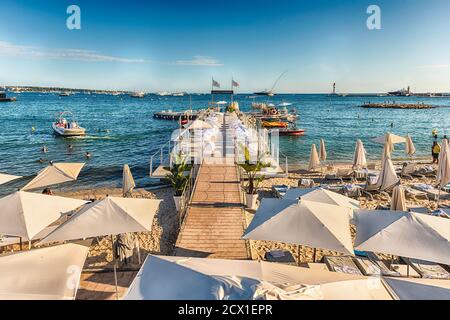 CANNES, FRANCE - AOÛT 15 : mise en place des tables et des ellas à la plage de l'hôtel Majestic Barriere de Cannes, Côte d'Azur, France, comme vu sur UN Banque D'Images