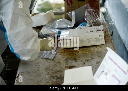 CHIRANG, INDE. 28 SEPTEMBRE 2020. Un travailleur de la santé en équipement de protection individuelle (EPI) prélève un échantillon d'écouvillonnage nasal auprès de la population locale pour le test rapide d'antigène Covid-19 (RAT), dans un hôpital d'Assam. Banque D'Images