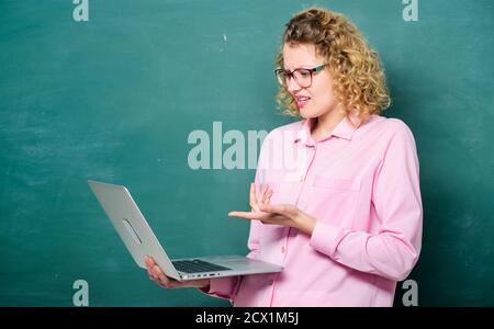 École en ligne. Étudier en ligne. Travail à distance. Carnet de notes de l'enseignant recherche informations fond du tableau de surveillance. Femme PC portable surfer sur Internet. ÉTUDIANT STEM. Cours en ligne d'enseignement. Informatique et programmation. Banque D'Images