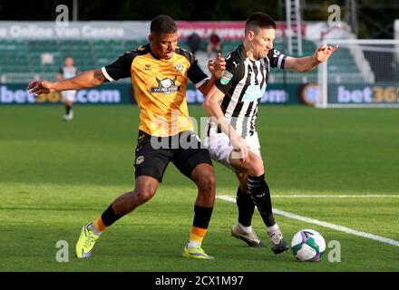 Tristan Abrahams (à gauche) du comté de Newport et Federico Fernandez de Newcastle United se battent pour le ballon lors du quatrième tour de la Carabao Cup à Rodney Parade Newport. Banque D'Images