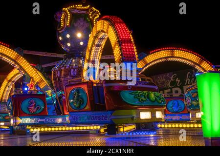 NIJMEGEN, PAYS-BAS, 29 SEPTEMBRE 2020 : Photographie de nuit du "Power Polyp" au Funfair de Nimègue Banque D'Images