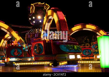 NIJMEGEN, PAYS-BAS, 29 SEPTEMBRE 2020 : Photographie de nuit du "Power Polyp" au Funfair de Nimègue Banque D'Images