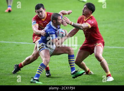 Le Jack Walker de Leeds Rhinos (au centre) est affronté par Matt Whitley (à gauche) de Catalans Dragons et Arthur Romano lors du match de la Super League de Betfred au stade Emerald Headingley, à Leeds. Banque D'Images