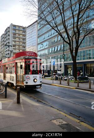 ancien tramway typique passant dans une rue de la ville Banque D'Images