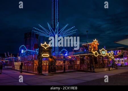 NIJMEGEN, PAYS-BAS, 29 SEPTEMBRE 2020 : Photographie de nuit du célèbre carrousel aéronautique de la société Hoefnagels debout à la foire de la Funky Banque D'Images