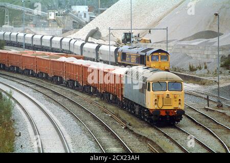 Peak Dale, Buxton, Royaume-Uni - 16 septembre 2020 : les trains de marchandises avec les locomotives diesel du chantier de Peak Dale pour le trafic de pierres depuis la carrière. Banque D'Images