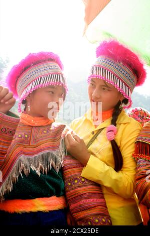 Fleurs Hmong femmes dans la headaddress tribal caractéristique. COC Ly, Vietnam. Modèle libéré Banque D'Images