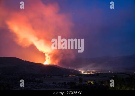 Fumée émise par un feu de forêt la nuit Banque D'Images