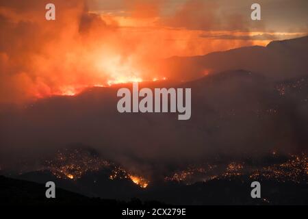 Fumée émise par la forêt brûlée au coucher du soleil Banque D'Images