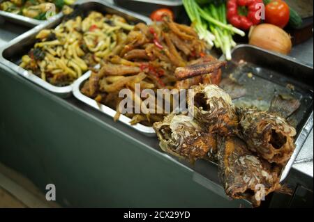 La cuisine vietnamienne à la vente à un restaurant populaire de Hanoi, Vietnam Banque D'Images