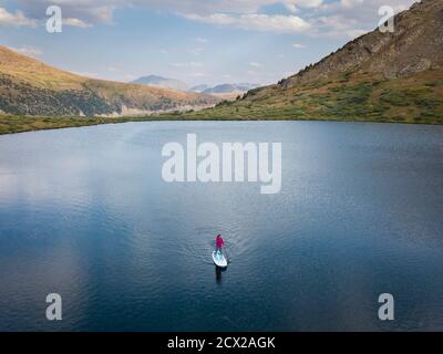 Vue aérienne de la femme paddleboard dans le lac Banque D'Images