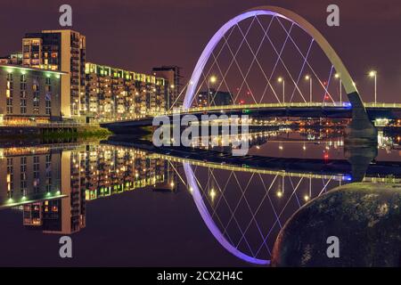 L'architecture moderne contemporaine de Glasgow se reflète dans la rivière Clyde sur une nuit claire Banque D'Images