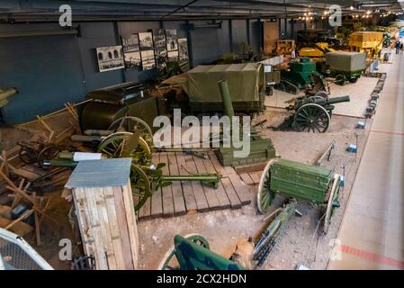 Land Warfare Hall au musée impérial de la guerre, Duxford, Cambridgeshire, Royaume-Uni. Armes, véhicules et chars à l'intérieur du bâtiment du musée Banque D'Images