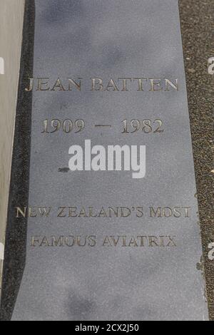 Auckland, Nouvelle-Zélande : Mémorial de la plus célèbre Aviatrix JEAN BATTEN de Nouvelle-Zélande (1909 - 1982) en face de l'aéroport international d'Auckland. Banque D'Images