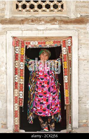 Portrait d'une femme en Uzbeki Uzbeki coloré robe de style. Boukhara, Ouzbékistan Banque D'Images