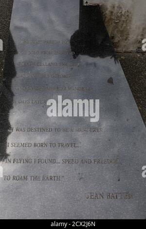 Auckland, Nouvelle-Zélande : Mémorial de la plus célèbre Aviatrix JEAN BATTEN de Nouvelle-Zélande (1909 - 1982) en face de l'aéroport international d'Auckland. Banque D'Images