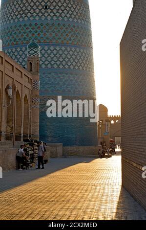 Kalta Minaret à Muhammad Amin Khan Madrassah à Khiva Ouzbeksitan. Vue vers la porte ouest au coucher du soleil Banque D'Images
