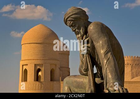 Statue d'Al Khorezmi, Khiva, ancien Khiva, Ouzbékistan. Muhammad ibn M?s? al-Khw?rizm? Banque D'Images