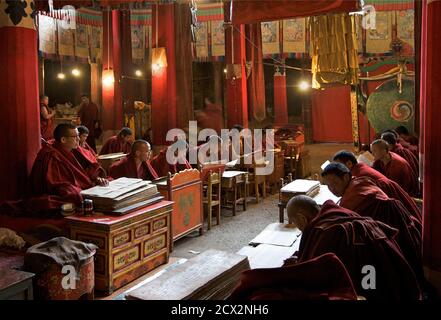 Séance de prière bouddhiste. Monastère de Kumbum Pelkor Chšde, Gyantse, Tibet Banque D'Images