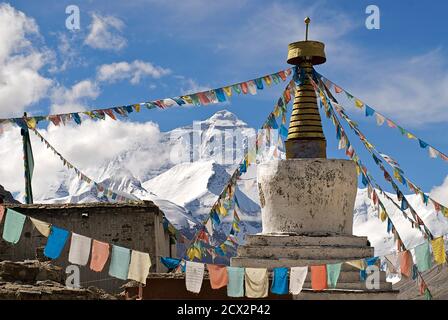 Le mont Everest et les payerflags bouddhistes tibétains au premier plan. Monastère de Rongbuk, région de l'Everest, Tibet Banque D'Images