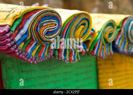 Prayerflags bouddhiste tibétain retroussé et sur l'affichage sur un étal, Tibet Banque D'Images