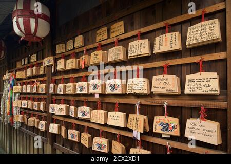 Sanctuaire Nishiki Tenmangu, Kyoto, Japon plaques de bois avec des dédicaces laissées par des visiteurs adorables Banque D'Images