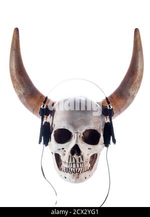 Crâne avec écouteurs pour écouter de la musique. Crâne avec cornes. Vue avant. Banque D'Images