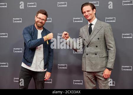 Hambourg, Allemagne. 30 septembre 2020. Sven Bohse (l), réalisateur, et August Wittgenstein, acteur, viennent à la première du film de télévision "le secret du Totenwald" au Filmfest Hamburg. Credit: Georg Wendt/dpa/Alay Live News Banque D'Images