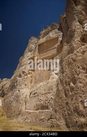 Le tombeau du roi Achéménide Darius II et le relief équestre de Bahram II à Naqsh-e Rustam, près de Persepolis, Shiraz, Iran Banque D'Images