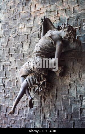 Orvieto, Italie - août 22 2020 : Ange de Cherub en bronze avec ailes, poignée de porte ou bouton sur la cathédrale d'Orvieto, Ombrie, Italie fabriqué par Emili Banque D'Images