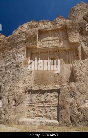 Le tombeau du roi Achéménide Darius I (Darius le Grand) et le relief équestre du Bahram II au combat à Naqsh-e Rustam près de Persepolis, Shiraz, Iran Banque D'Images