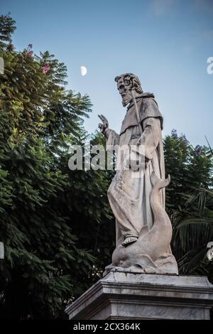 Statue de Monumento a Sant Antonio Abate à Sorrento, le patron Saint de Sorrento sur la Piazza Sant Antonio Banque D'Images