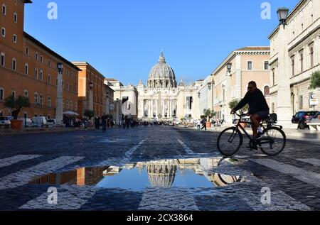 Rome, Italie. 16 octobre 2019. Reflet de la basilique Saint-Pierre (Cité du Vatican). Banque D'Images