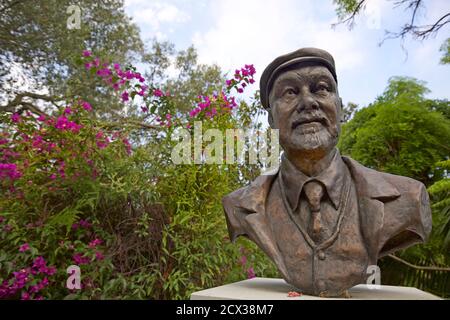 Jardins botaniques, Gibraltar, 2015. Buste de Giuseppe Codaliavec l'ancien chef jardinier dans les jardins botaniques Alameda Banque D'Images