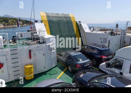 Sucuraj/ Croatie-10 août 2020: Ferry transportant des voitures de l'île de Hvar au continent croate à travers la belle mer dalmate Banque D'Images