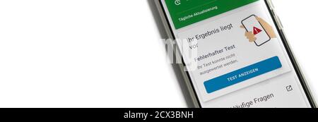 L'application d'avertissement Corona sur un smartphone affiche le résultat du test - incorrect - des mots allemands sur l'image Banque D'Images