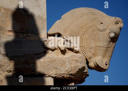 Capitale Bull. Colonnes d'achéménide sculptées à Persepolis, Iran. Salle de 100 colonnes, Banque D'Images