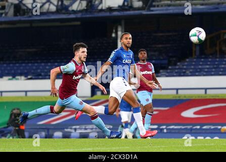 Dominic Calvert-Lewin d'Everton (au centre) marque le premier but du match de sa partie lors du quatrième tour de la Carabao Cup à Goodison Park, Liverpool. Banque D'Images