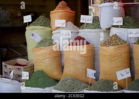 Herbes et épices à vendre à Vakil Bazar, le bazar principal de Shiraz, Iran, Banque D'Images