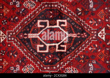 Détail de l'iconographie sur un tapis persan à vendre au bazar Vakil à Shiraz, Iran Banque D'Images